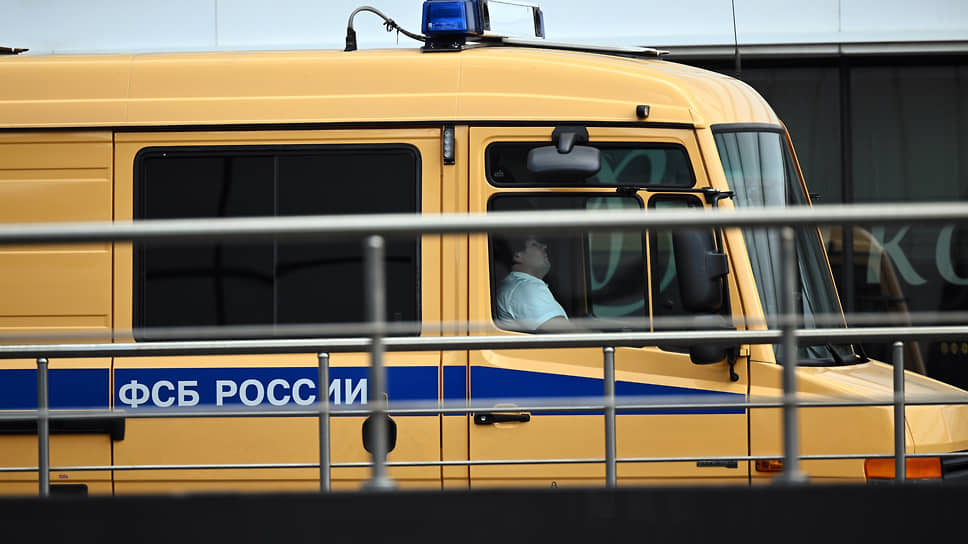 Автомобиль ФСБ России на площади у башни «IQ-квартал» делового центра «Москва-Сити» после удара в здание беспилотного летательного аппарата