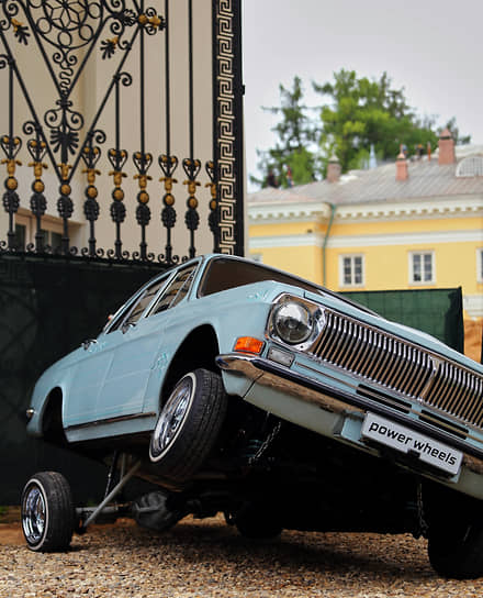 Автомобиль «Волга» на выставке эксклюзивных автомобилей «Автовыходные в усадьбе &quot;Архангельское&quot;» 