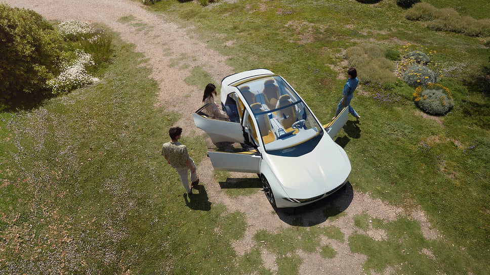 Компания BMW представила предсерийную версию своей новой модели —  электрический Vision Neue Klasse с полностью стеклянной крышей 