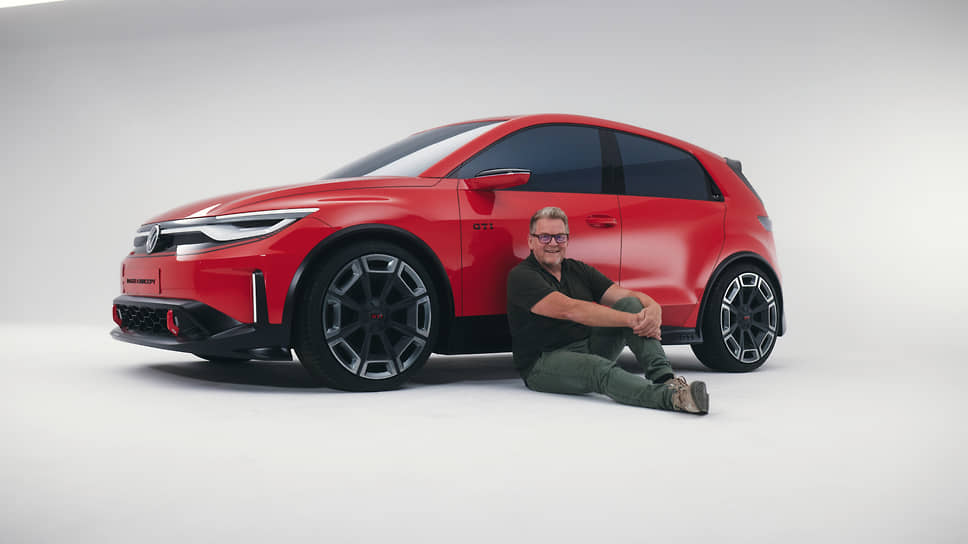 Андреас Миндт, руководитель отдела дизайна Volkswagen, и его новое детище — Volkswagen ID. GTI Concept 