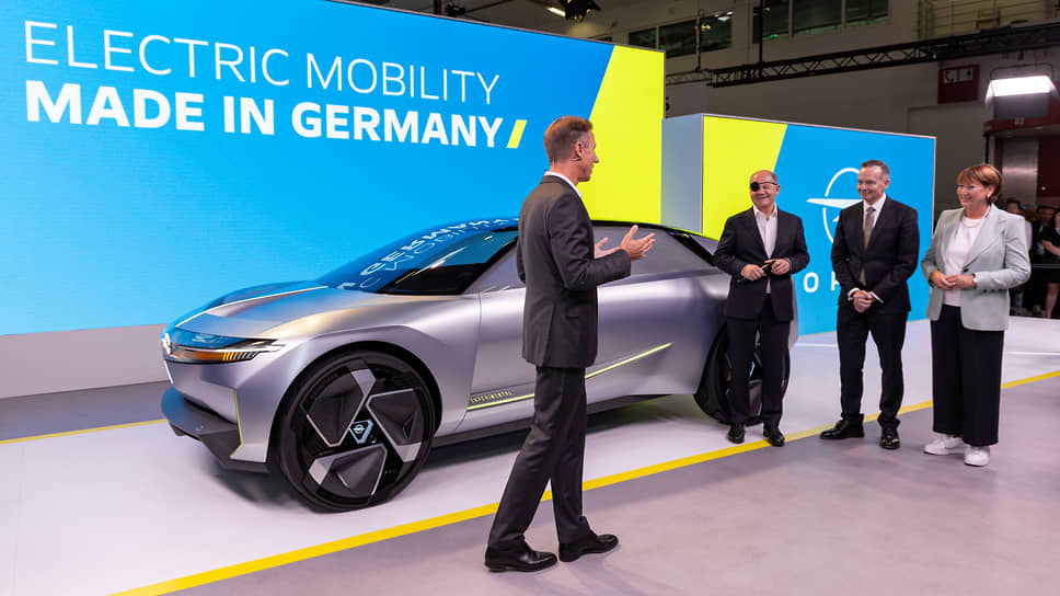 Федеральный канцлер Германии Олаф Шольц (второй слева) посетил открытие выставки IAA Mobility в Мюнхене. В частности, он побывал на стенде марки Opel, где его лично приветствовал генеральный директор компании Флориан Хюттль и представил канцлеру электрический концепт-кар Opel Experimental 