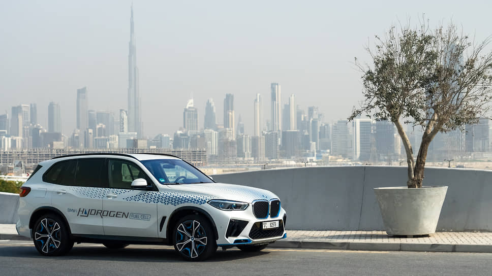 BMW iX5 Hydrogen проходит тест-драйвы в Дубае, это первые испытания автомобилей на водородных топливных элементах из пилотнорго парка BMW, которые прошли в жаркую погоду в Объединенных Арабских Эмиратах