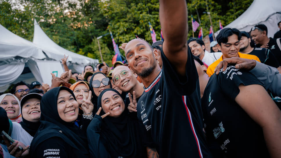 Льюис Хэмилтон, семикратный чемпион мира в классе Формула 1 и пилот команды Mercedes AMG Petronas Motorsport, посетил мероприятие по  высадке 30-тысячного мангрового дерева на небольшом острове Танджунг Сурат в Южной Малайзии. Мероприятие прошло в рамках программы сохранения мангровых лесов, финансируемой титульным и техническим партнером команды, компанией Petronas