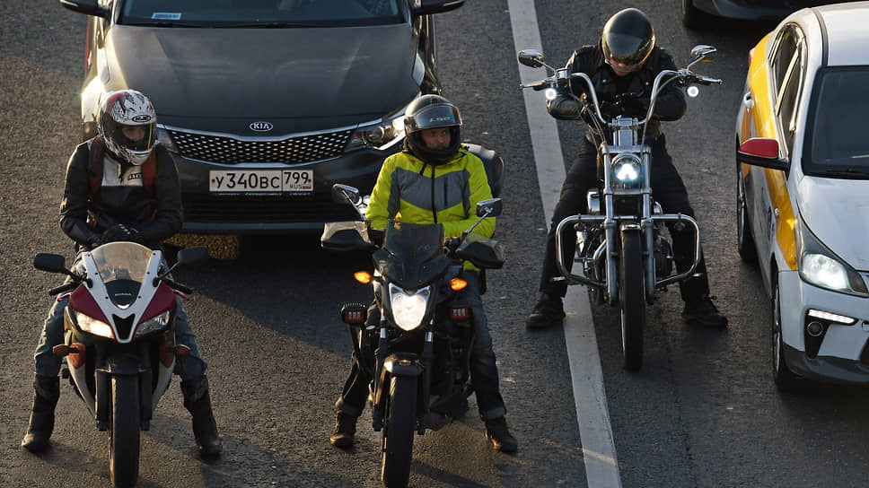 Автомобильно-мотоциклетная пробка на Москворецкой набережной