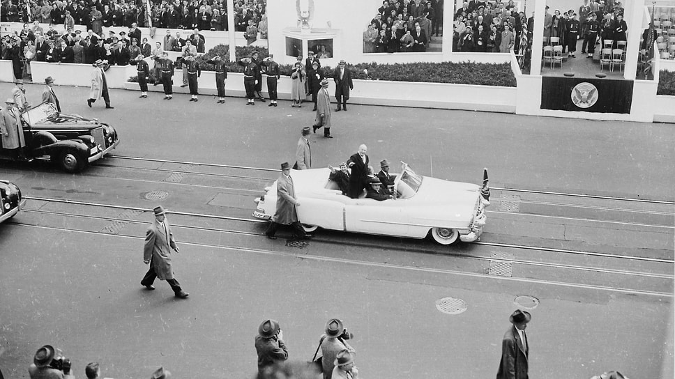 Инаугурация республиканца Дуайта Эйзенхауэра 20 января 1953 года. В новеньком белом кабриолете Cadillac — сам Эйзенхауэр и его супруга, а среди автомобилей сопровождения — два автомобиля Cadillac еще 1938 года выпуска, которым уже по пятнадцать лет