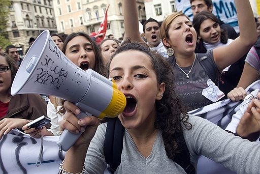 30.10.2008 Массовая демонстрация против решения правительства, принявшего закон о  сокращении расходов на образование. Более тысячи автобусов с учителями и студентами со всей страны прибыли в Рим чтобы выразить протест