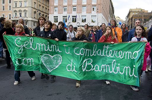 30.10.2008 Массовая демонстрация против решения правительства, принявшего закон о  сокращении расходов на образование. Более тысячи автобусов с учителями и студентами со всей страны прибыли в Рим чтобы выразить протест