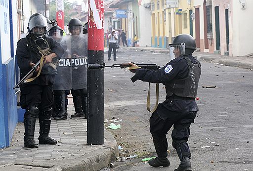 17.11.2008 Сторонники Либерально конституционалистской и Сандинистской партий вышли на улицы Леона (Никарагуа) из-за несогласия с результатами выборов