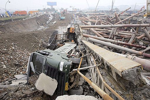 15.11.2008 В китайском городе Ханчжоу в результате обрушения строящегося тоннеля метро погибли 4 человека и 17 числятся пропавшими без вести. В образовавшийся разлом провалились 11 автомобилей