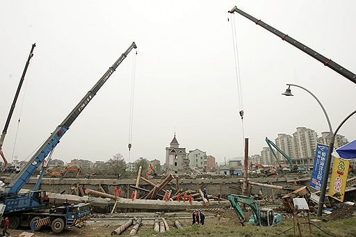 15.11.2008 В китайском городе Ханчжоу в результате обрушения строящегося тоннеля метро погибли 4 человека и 17 числятся пропавшими без вести. В образовавшийся разлом провалились 11 автомобилей