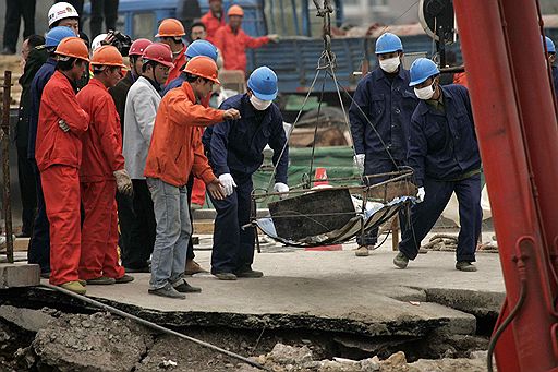 15.11.2008 В китайском городе Ханчжоу в результате обрушения строящегося тоннеля метро погибли 4 человека и 17 числятся пропавшими без вести. В образовавшийся разлом провалились 11 автомобилей