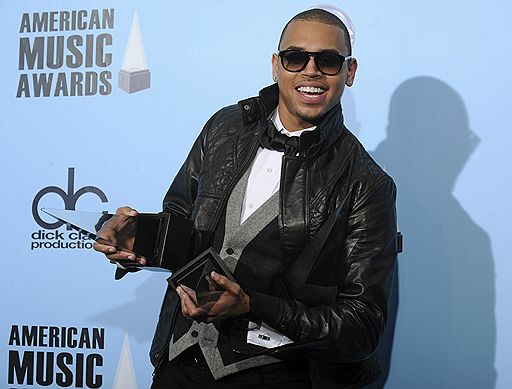 23.11.2008 в Лос-Анджелесе состоялось вручение музыкальных премий American Music Awards. Крис Браун (Chris Brown) получил три награды, включая главную – &quot;Музыкант года&quot;. Рианна (Rihanna), Канье Уэст (Kanye West) и Алишия Киз (Alicia Keys) получили по две награды. Chris Brown  