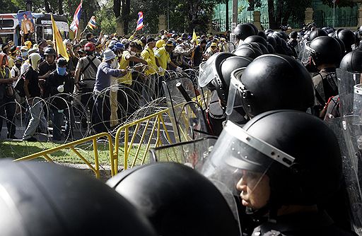 25.11.2008 Массовые демонстрации у здания парламента в Бангкоке (Тайланд). Представители оппозиции намерены проводить масштабные антиправительственные акции, пока Сомчая Вонгсавата не уйдет в отставку