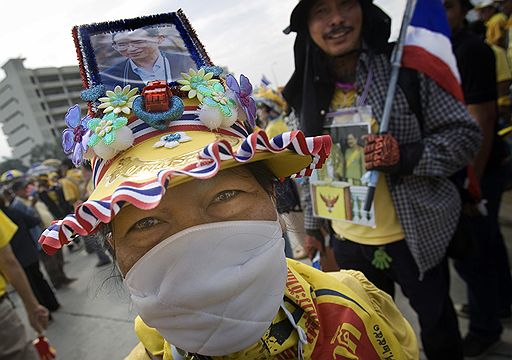 25.11.2008 Массовые демонстрации у здания парламента в Бангкоке (Тайланд). Представители оппозиции намерены проводить масштабные антиправительственные акции, пока Сомчая Вонгсавата не уйдет в отставку