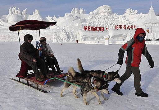 В китайском городе Харбин готовятся к  25-му международному фестивалю скульптур из снега и льда International Snow Sculpture Art Expo