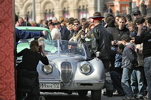 25.04.2009 На Васильевском спуске Красной площади состоялся старт ралли &quot;Открытие сезона 2009&quot; Российского клуба классических автомобилей. В ралли приняли участие около 60 экипажей европейских, американских и российских марок до 1979 года выпуска