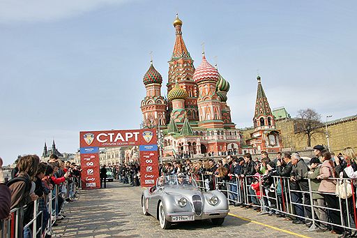 25.04.2009 На Васильевском спуске Красной площади состоялся старт ралли &quot;Открытие сезона 2009&quot; Российского клуба классических автомобилей. В ралли приняли участие около 60 экипажей европейских, американских и российских марок до 1979 года выпуска