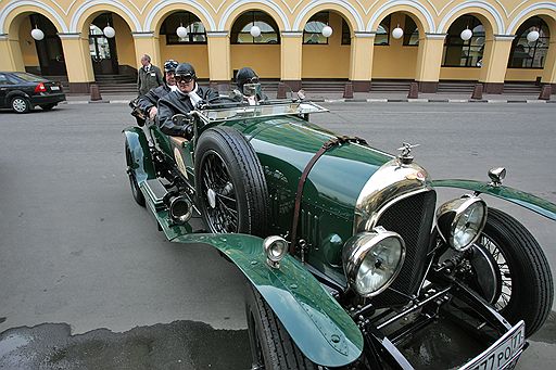 25.04.2009 На Васильевском спуске Красной площади состоялся старт ралли &quot;Открытие сезона 2009&quot; Российского клуба классических автомобилей. В ралли приняли участие около 60 экипажей европейских, американских и российских марок до 1979 года выпуска