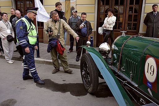 25.04.2009 На Васильевском спуске Красной площади состоялся старт ралли &quot;Открытие сезона 2009&quot; Российского клуба классических автомобилей. В ралли приняли участие около 60 экипажей европейских, американских и российских марок до 1979 года выпуска