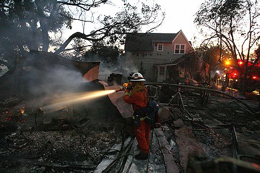 07.05.2009 Из-за начавшихся в Калифорнии лесных пожаров губернатор Арнольд Шварценеггер объявил чрезвычайное положение в округе Санта-Барбара. Более 8 тыс. человек были вынуждены покинуть свои дома