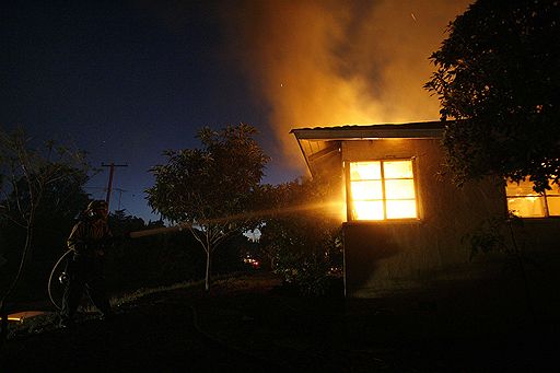 07.05.2009 Из-за начавшихся в Калифорнии лесных пожаров губернатор Арнольд Шварценеггер объявил чрезвычайное положение в округе Санта-Барбара. Более 8 тыс. человек были вынуждены покинуть свои дома