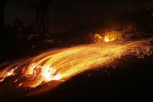 07.05.2009 Из-за начавшихся в Калифорнии лесных пожаров губернатор Арнольд Шварценеггер объявил чрезвычайное положение в округе Санта-Барбара. Более 8 тыс. человек были вынуждены покинуть свои дома