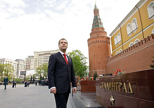 08.05.2009 Дмитрий Медведев почтил память миллионов погибших соотечественников. Президент возложил цветы к могиле Неизвестного солдата у Кремлевской стены в Александровском саду

