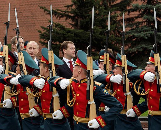 08.05.2009 Дмитрий Медведев почтил память миллионов погибших соотечественников. Президент возложил цветы к могиле Неизвестного солдата у Кремлевской стены в Александровском саду

