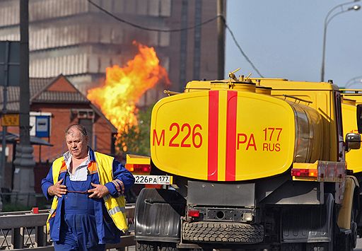 10.05.2009 В Москве в ночь на 10 мая произошел крупнейший за последние десятилетия пожар. Причиной стал взрыв газопровода высокого давления &quot;Мосгаза&quot;. Тушение огня продолжалось более 15 часов. От взрыва пострадали пять человек