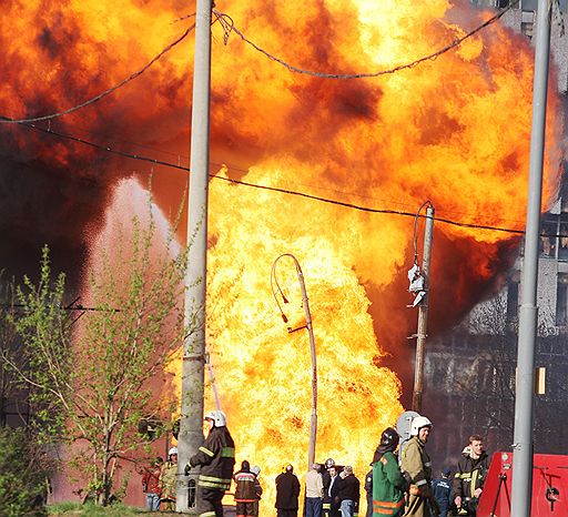 10.05.2009 В Москве в ночь на 10 мая произошел крупнейший за последние десятилетия пожар. Причиной стал взрыв газопровода высокого давления &quot;Мосгаза&quot;. Тушение огня продолжалось более 15 часов. От взрыва пострадали пять человек