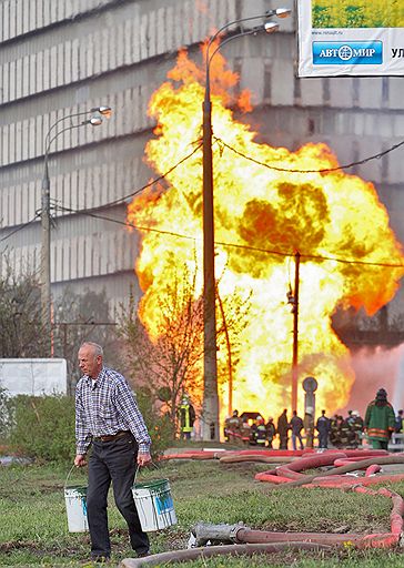 10.05.2009 В Москве в ночь на 10 мая произошел крупнейший за последние десятилетия пожар. Причиной стал взрыв газопровода высокого давления &quot;Мосгаза&quot;. Тушение огня продолжалось более 15 часов. От взрыва пострадали пять человек