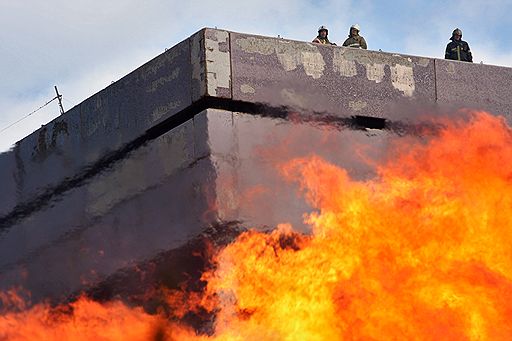 10.05.2009 В Москве в ночь на 10 мая произошел крупнейший за последние десятилетия пожар. Причиной стал взрыв газопровода высокого давления &quot;Мосгаза&quot;. Тушение огня продолжалось более 15 часов. От взрыва пострадали пять человек