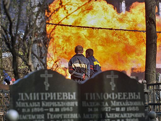 10.05.2009 В Москве в ночь на 10 мая произошел крупнейший за последние десятилетия пожар. Причиной стал взрыв газопровода высокого давления &quot;Мосгаза&quot;. Тушение огня продолжалось более 15 часов. От взрыва пострадали пять человек