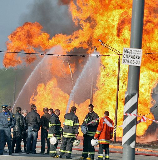 10.05.2009 В Москве в ночь на 10 мая произошел крупнейший за последние десятилетия пожар. Причиной стал взрыв газопровода высокого давления &quot;Мосгаза&quot;. Тушение огня продолжалось более 15 часов. От взрыва пострадали пять человек