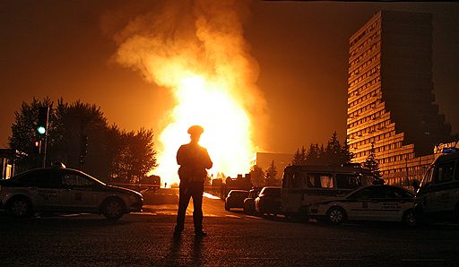 10.05.2009 В Москве в ночь на 10 мая произошел крупнейший за последние десятилетия пожар. Причиной стал взрыв газопровода высокого давления &quot;Мосгаза&quot;. Тушение огня продолжалось более 15 часов. От взрыва пострадали пять человек