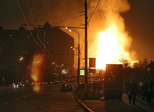 10.05.2009 В Москве в ночь на 10 мая произошел крупнейший за последние десятилетия пожар. Причиной стал взрыв газопровода высокого давления &quot;Мосгаза&quot;. Тушение огня продолжалось более 15 часов. От взрыва пострадали пять человек