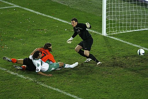 20.05.2009 В финальной встрече за кубок UEFA команда донецкого &quot;Шахтера&quot; обыграла немецкий &quot;Вердер&quot; со счетом 2:1. Клаудио Писарро (в центре в белом), Дмитрий Чигринский и голкипер Андрей Пятов (справа)