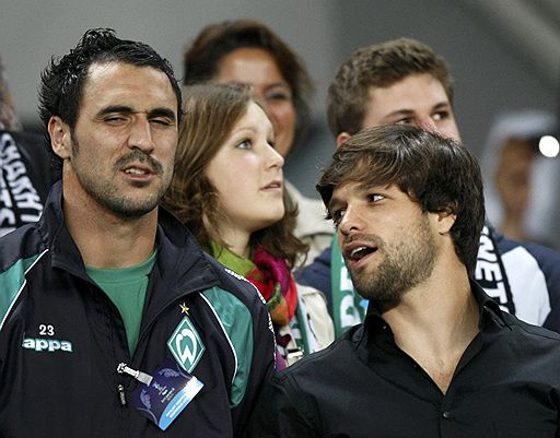 20.05.2009 В финальной встрече за кубок UEFA команда донецкого &quot;Шахтера&quot; обыграла немецкий &quot;Вердер&quot; со счетом 2:1. Игроик &quot;Вердера&quot; Диего (справа) и Хьюго Алмейда