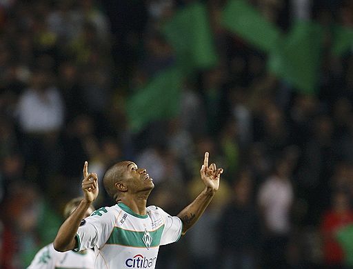 20.05.2009 В финальной встрече за кубок UEFA команда донецкого &quot;Шахтера&quot; обыграла немецкий &quot;Вердер&quot; со счетом 2:1. Мяч Налдо (на фото) пробил заслон из рук вратаря Андрея Пятова 