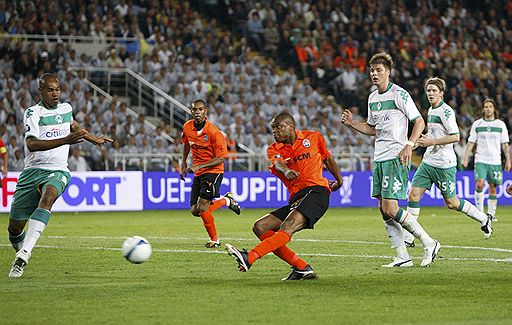 20.05.2009 В финальной встрече за кубок UEFA команда донецкого &quot;Шахтера&quot; обыграла немецкий &quot;Вердер&quot; со счетом 2:1. Луис Адриано (в центре) и Налдо (слева)