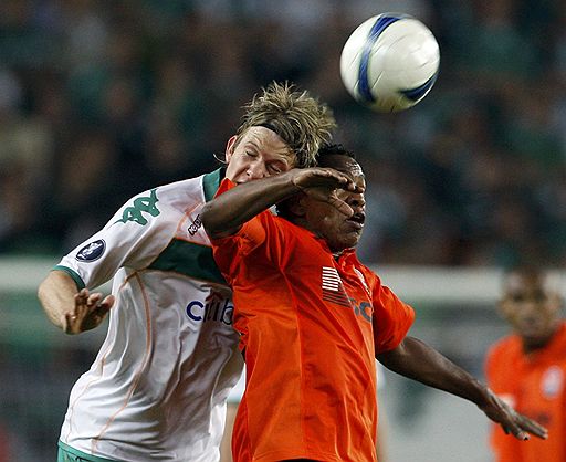 20.05.2009 В финальной встрече за кубок UEFA команда донецкого &quot;Шахтера&quot; обыграла немецкий &quot;Вердер&quot; со счетом 2:1. Петер Немейер из &quot;Вердера&quot; (слева) и Виллиан из &quot;Шахтера&quot; 