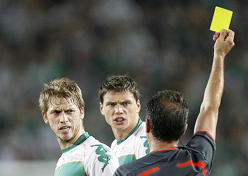 20.05.2009 В финальной встрече за кубок UEFA команда донецкого &quot;Шахтера&quot; обыграла немецкий &quot;Вердер&quot; со счетом 2:1. Игроки &quot;Вердера&quot; Аарон Хант (слева) и Себастьян Бониш (в центре)