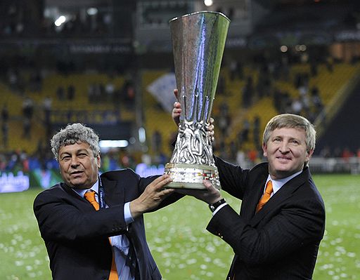 20.05.2009 В финальной встрече за кубок UEFA команда донецкого &quot;Шахтера&quot; обыграла немецкий &quot;Вердер&quot; со счетом 2:1. Тренер &quot;Шахтера&quot; Мирче Луческу (слева) и президент клуба &quot;Шахтер&quot; Ринат Ахметов 