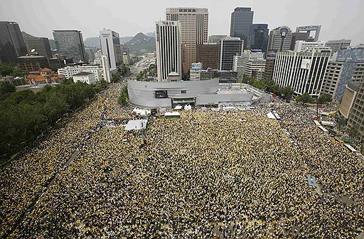 29.05.2009 Десятки тысяч людей приняли участие в похоронах бывшего президента Южной Кореи Но Му Хена