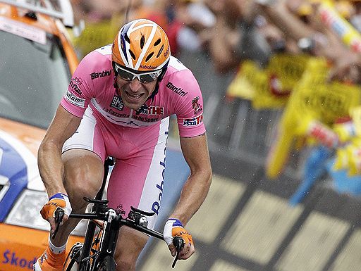 31.05.2009 В Риме завершилась юбилейная многодневная велогонка Giro d`Italia. Победителем стал россиянин Денис Меньшов из голландской команды Rabobank