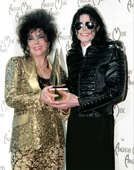 Майкл Джексон попал в зависимость от успокоительных и болеутоляющих лекарств еще в 90-е. Его друзья Элизабет Тейлор (на фото) и Элтон Джон помогали ему пройти реабилитацию