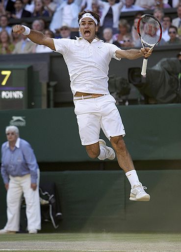 В финале Wimbledon швейцарец Роджер Федерер обыграл Энди Роддика. Женский финал завершился победой Серены Уильямс над своей старшей сестрой — Винус