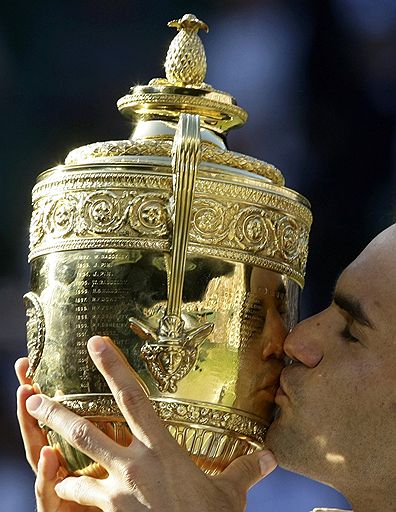 В финале Wimbledon швейцарец Роджер Федерер обыграл Энди Роддика. Женский финал завершился победой Серены Уильямс над своей старшей сестрой — Винус