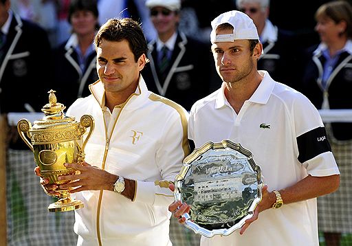 В финале Wimbledon швейцарец Роджер Федерер обыграл Энди Роддика. Женский финал завершился победой Серены Уильямс над своей старшей сестрой — Винус