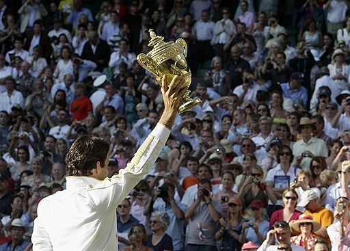 В финале Wimbledon швейцарец Роджер Федерер обыграл Энди Роддика. Женский финал завершился победой Серены Уильямс над своей старшей сестрой — Винус